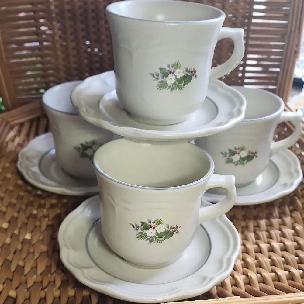Vtg Christmas Heirloom Vintage 90's Set Of 4 Retired Pfaltzgraff Cups & Saucers